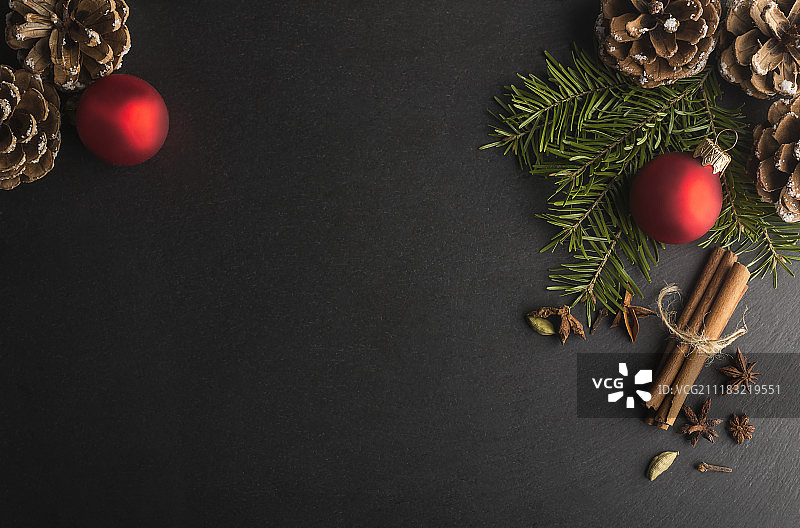 节日圣诞黑色背景与装饰在一个黑色板上顶视图拷贝空间图片素材