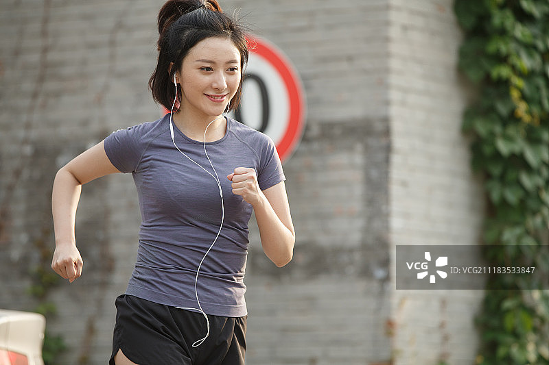 青年女人跑步健身图片素材