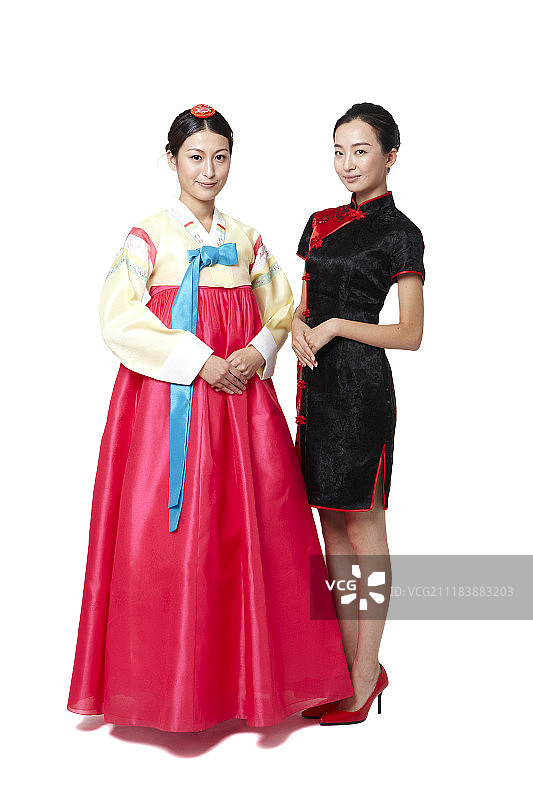 两个穿着传统服装的妇女站着的姿势图片素材