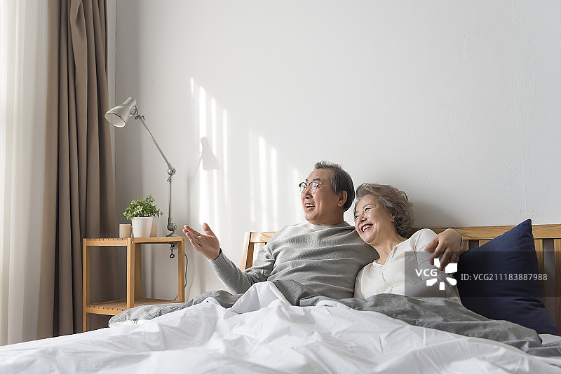 老年夫妇坐在床上的照片图片素材