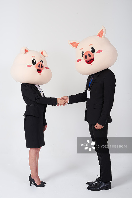 猪商人和女商人站在一起握手图片素材