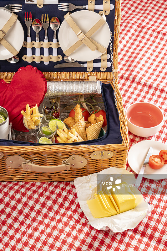 野餐篮里的健康食品图片素材