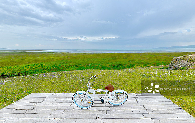 青海湖畔的自行车图片素材