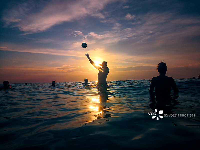 在海洋中玩水球的人们图片素材