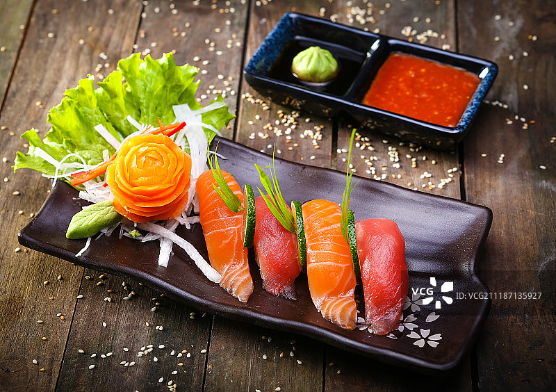日本鲑鱼，金枪鱼寿司和酱油特写图片素材