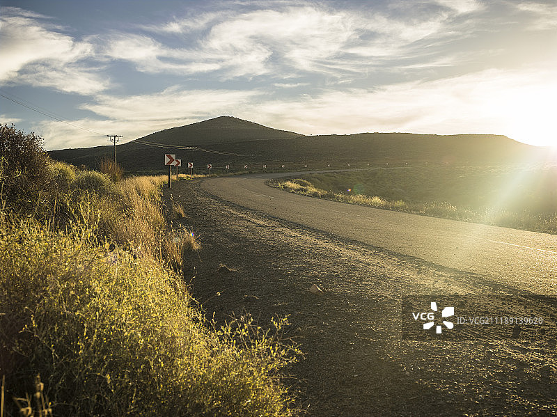 后板显示道路弯曲的农村情况和日落在开普敦，南非图片素材