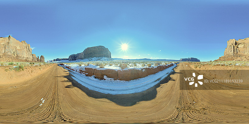 360掳 HDRI showing a snowy desert with rock formations in United States图片素材