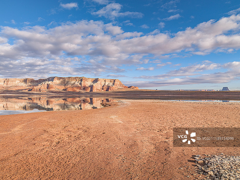 后板显示一个湖在一个岩石沙漠景观在亚利桑那州，美国图片素材