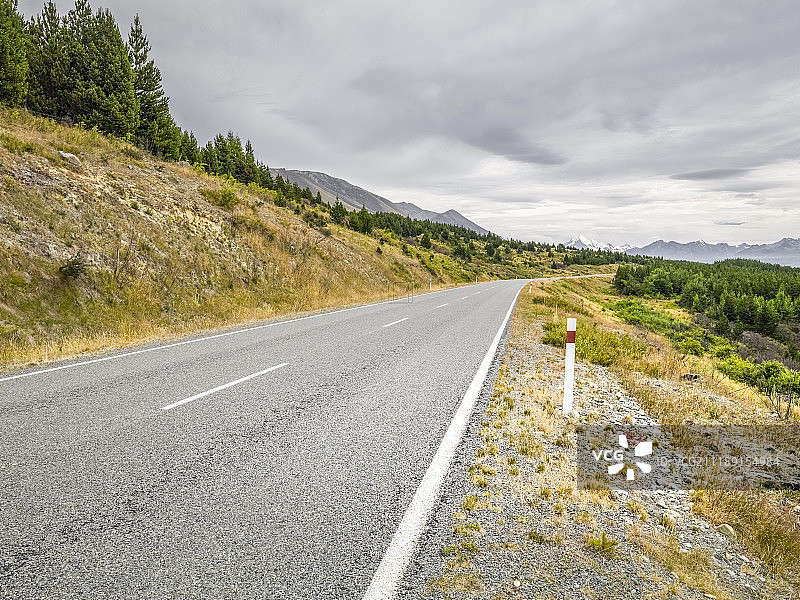 后板显示道路在一个丘陵的乡村环境在新西兰图片素材