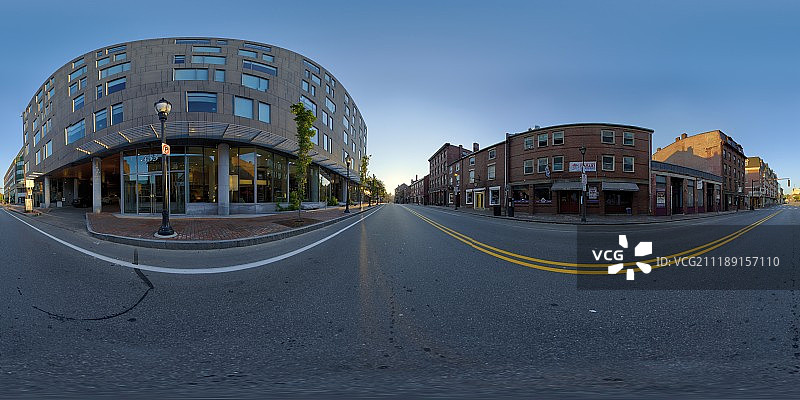 360掳 HDRI showing an asphalt road lined by commercial buildings in United States图片素材