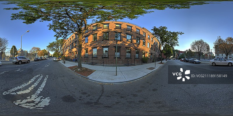 360掳 HDRI showing a city street with red brick buildings in United States图片素材
