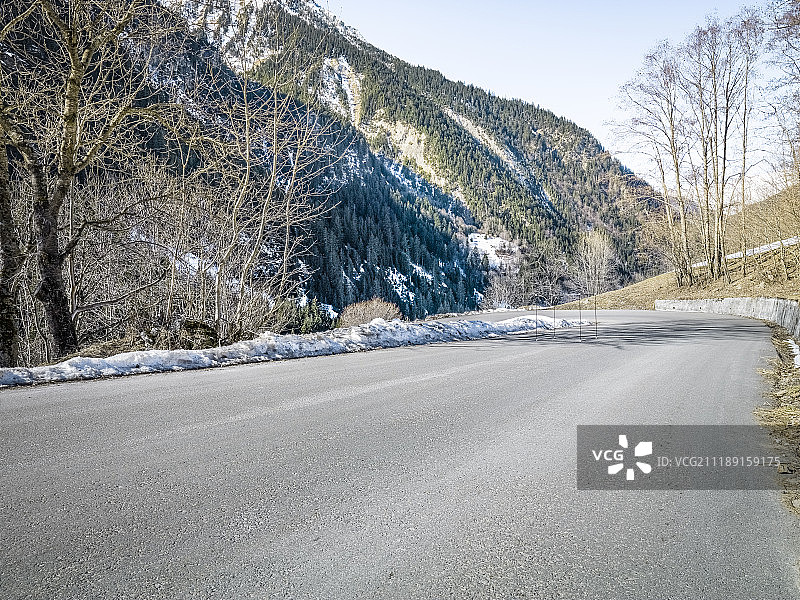 后板显示道路在积雪覆盖的山脉在法国图片素材
