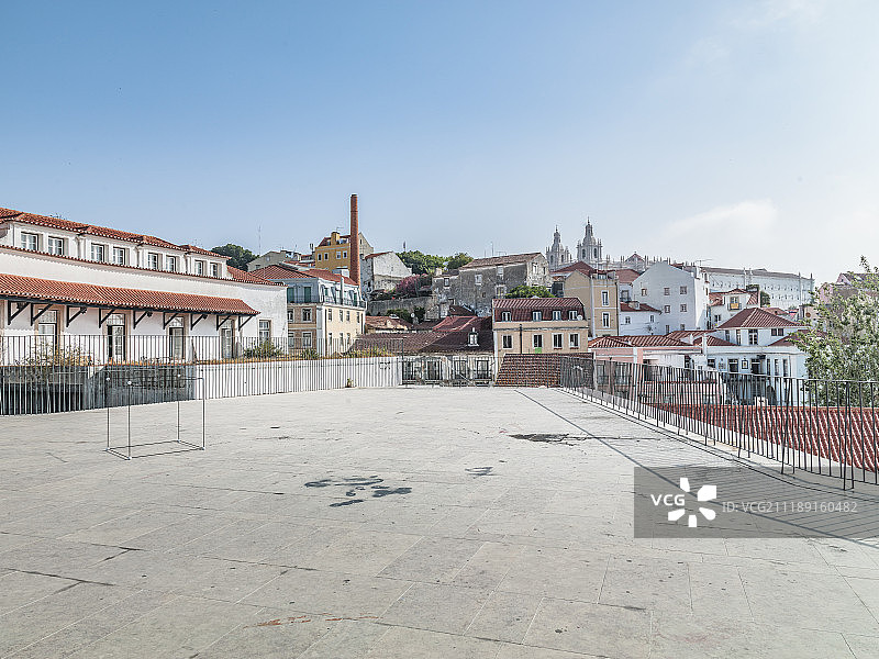 后板显示一个铺砌的观点在明亮的阳光在里斯本，葡萄牙图片素材