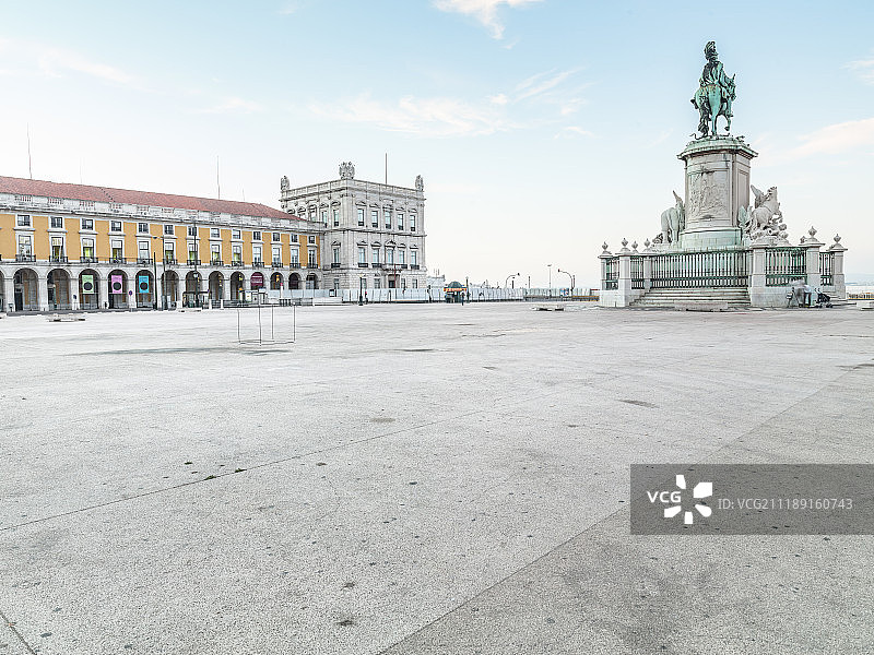 后板显示混凝土铺广场的历史纪念碑在里斯本，葡萄牙图片素材