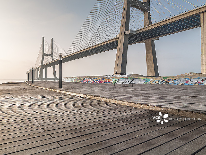 后板显示一个滑板公园附近的巨型桥在里斯本，葡萄牙图片素材