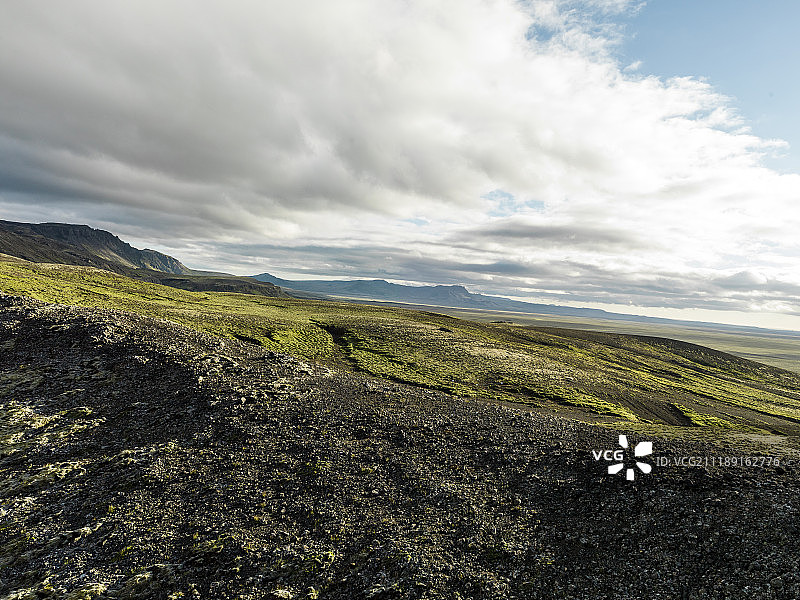 后板显示了冰岛的岩石和丘陵景观图片素材
