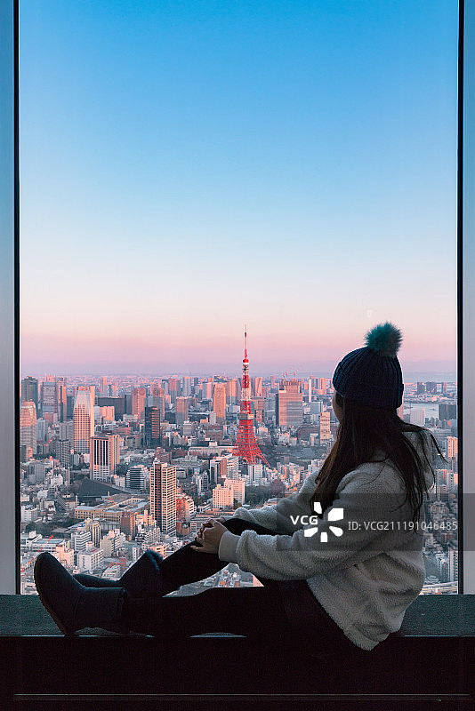 一名年轻的亚洲女性在看东京城市风光图片素材