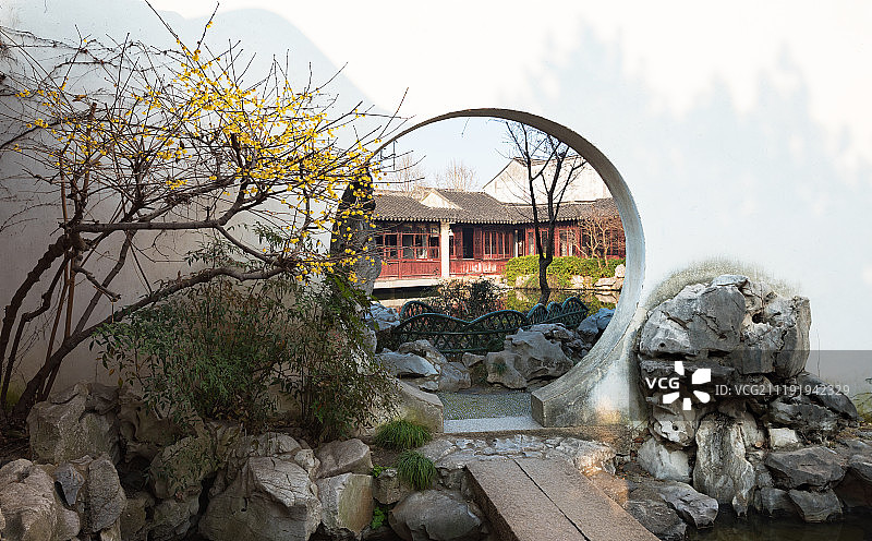苏州艺圃古典园林的拱门风光图片素材
