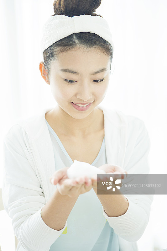 年轻女子在洗脸图片素材