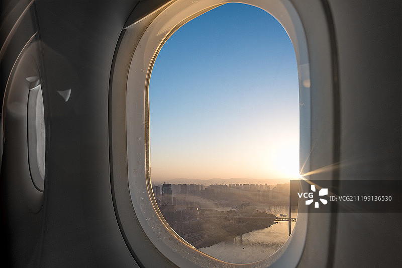 飞机舷窗外的旅游城市重庆CBD城市风光图片素材