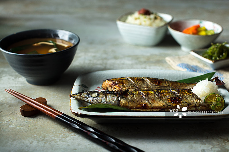 日式烤秋刀鱼图片素材