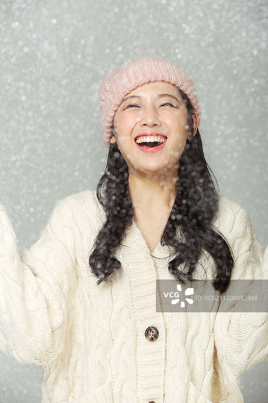 冬天，女人，韩国人，亚洲人，针织，暖和的衣服，时尚，下雪，寒冷图片素材