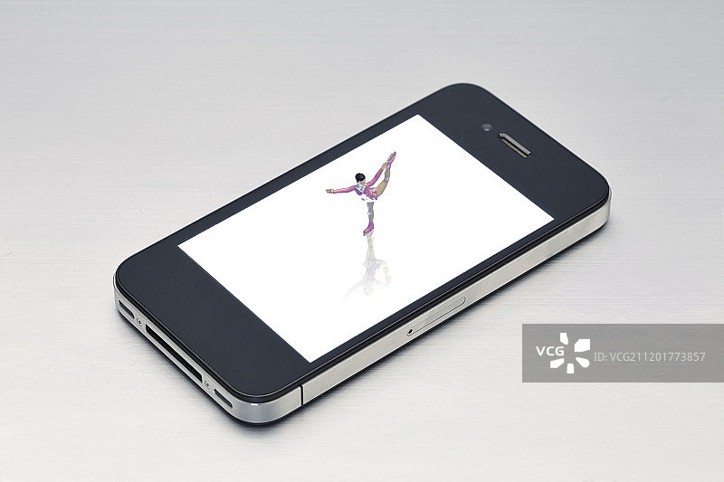 微型模特在智能手机上滑冰的摄影图片素材