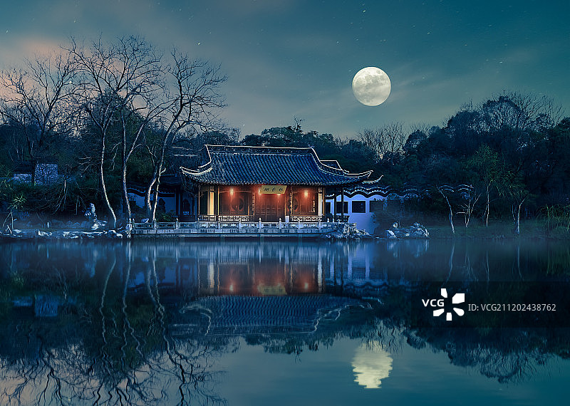 月光照耀下的江南园林古建筑图片素材