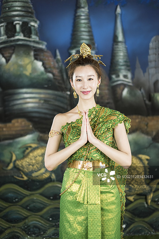 身着泰国传统服饰的妇女摄影图片素材