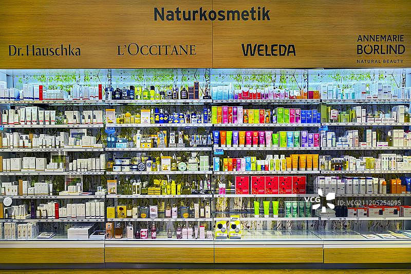 欧洲巴伐利亚，德国，百货商店的天然化妆品货架图片素材