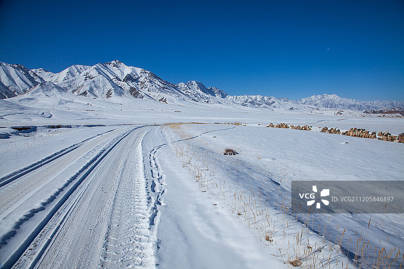 中国西藏雪山及被雪覆盖的路图片素材