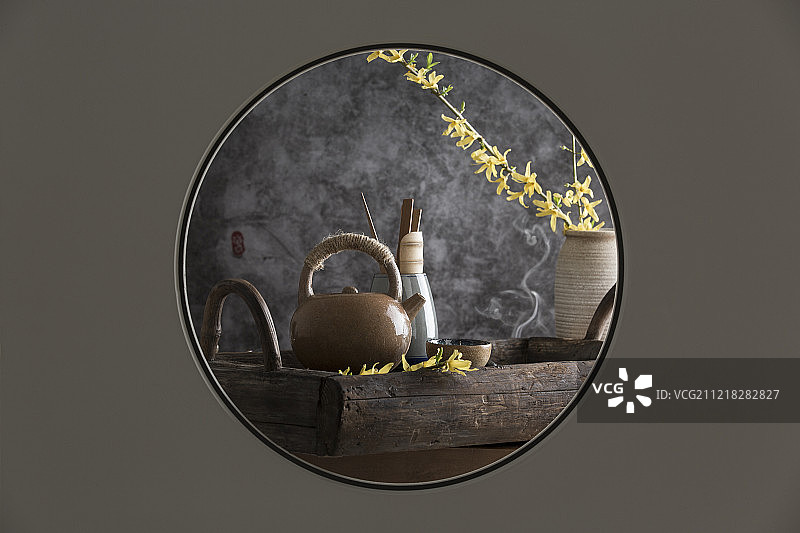 中式圆窗透景创意-中国茶静物图片素材