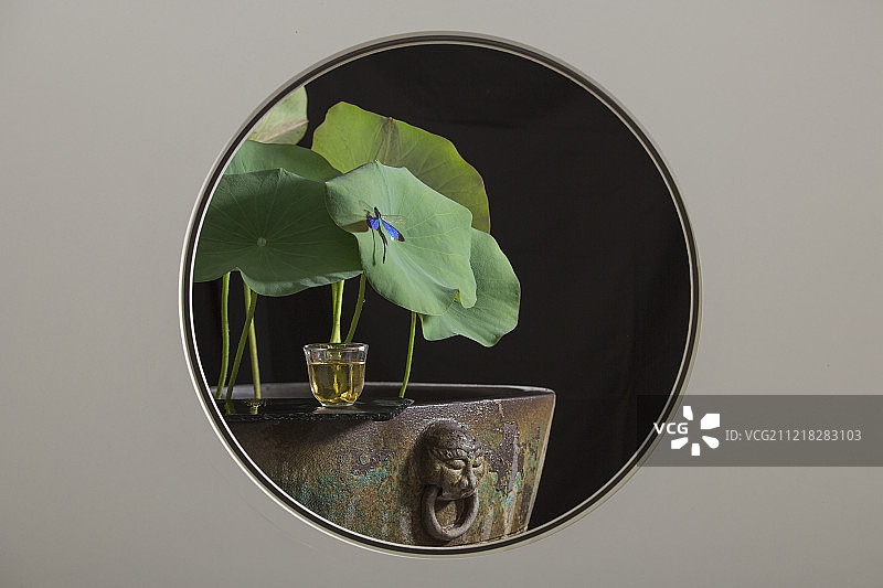中式圆窗透景创意-茶和荷叶静物图片素材