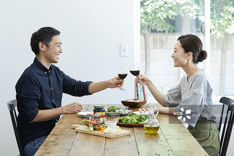 日本成熟夫妇吃图片素材