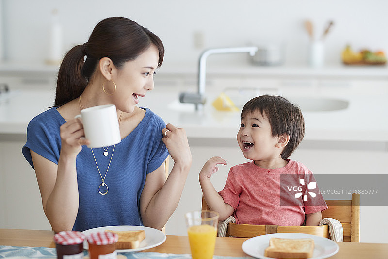日本母亲和孩子在吃早餐图片素材