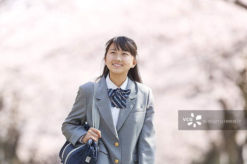 日本初中生穿制服的女孩图片素材
