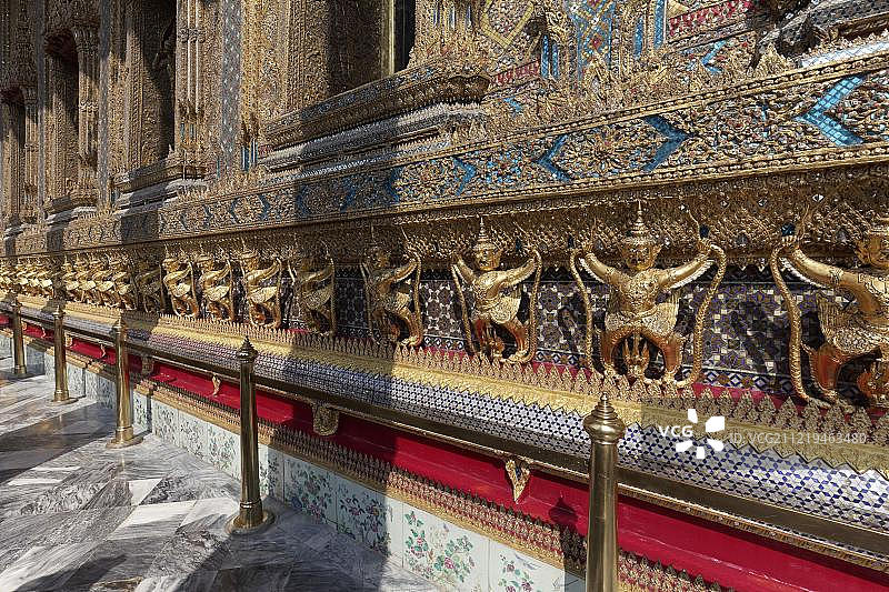 揭路荼，镀金的人物，乌波索画廊，翡翠佛寺，佛房，高腊达那科新，曼谷，泰国，亚洲图片素材