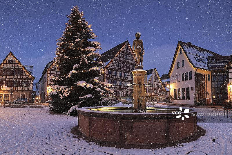 圣诞期间，德国巴登-符腾堡黑森林多恩斯滕市的集市，有市政厅和历史悠久的半木制房屋图片素材