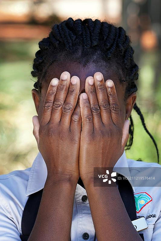 纳米比亚Ovambo部落的一名妇女在她的脸前牵着手，肖像，纳米比亚，非洲图片素材