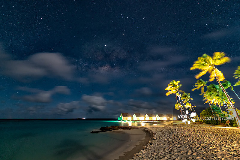 银河下的马尔代夫沙滩星空夜景风光图片素材