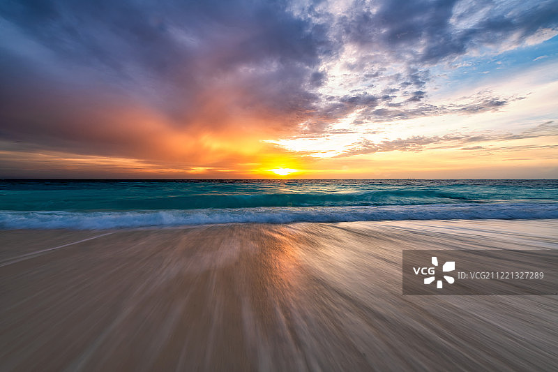 印度洋马尔代夫沙滩日落逆光风景图片素材