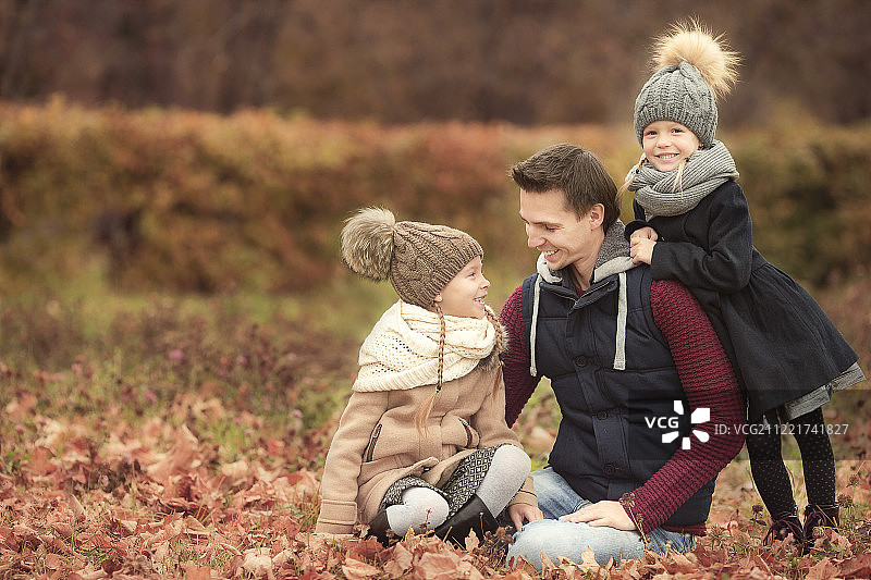 快乐的家庭在秋天的公园户外图片素材