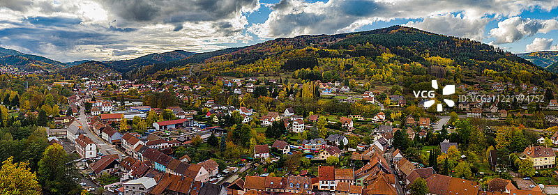 秋天的全景鸟瞰图的城市Schirmeck在阿尔萨斯图片素材