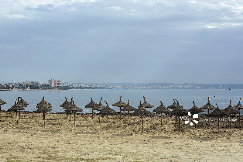 帕尔玛海滩上的阳伞和桅杆码头图片素材