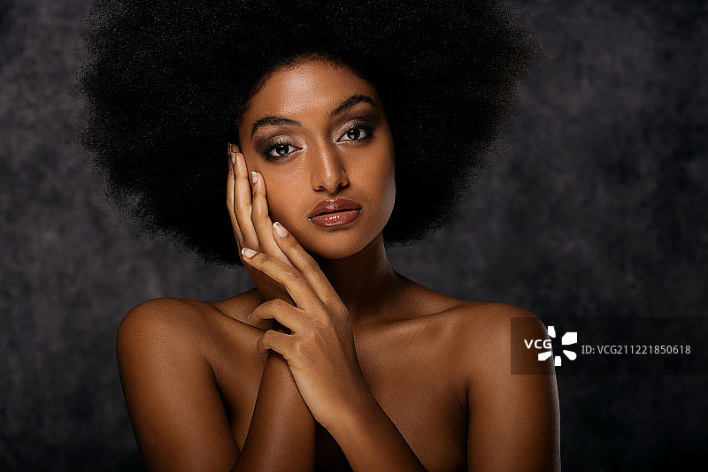 美丽的非洲式发型的女人图片素材