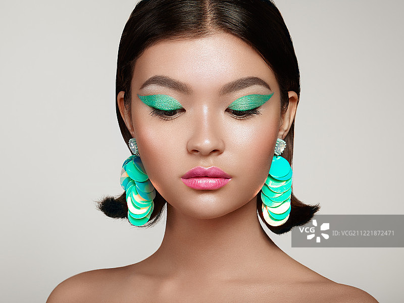 美丽的韩国女人与大绿松石耳环图片素材