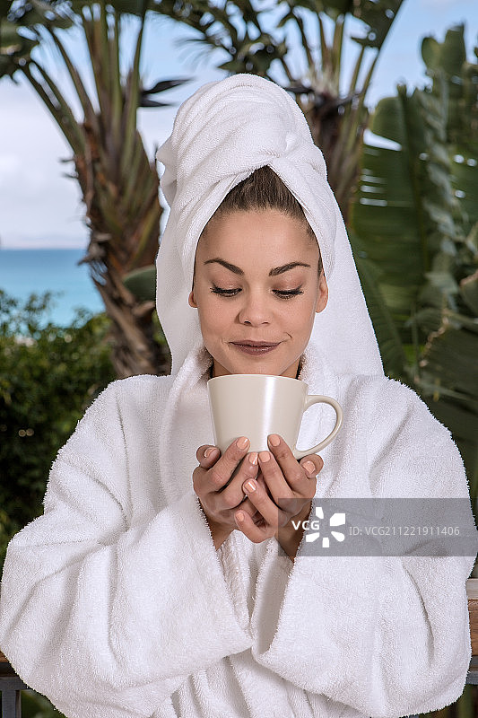 洗澡后喝咖啡的女人图片素材