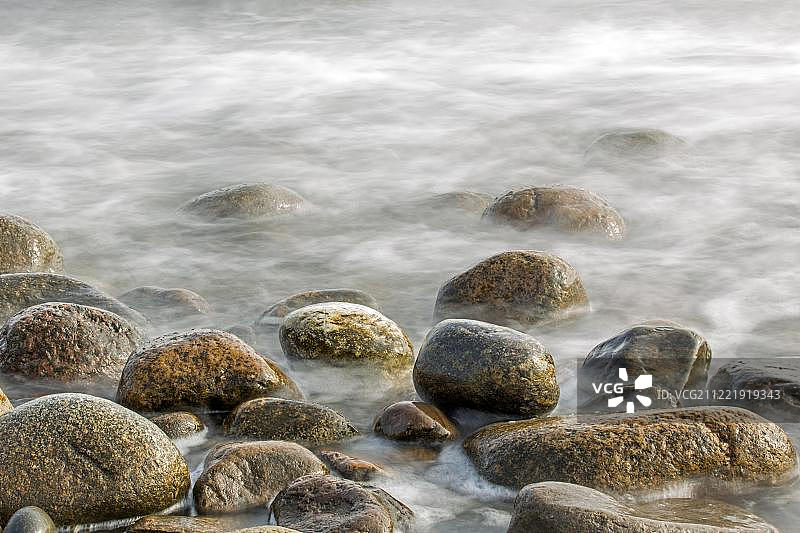 欧洲，丹麦，海岸，石头之间的水图片素材