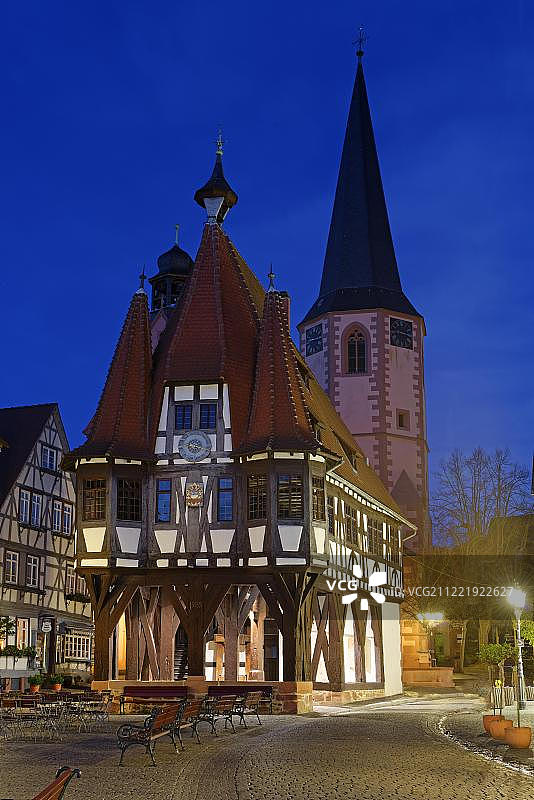 Michelstadt市政厅和教堂塔的夜晚，Michelstadt, Odenwald, Hesse，德国，欧洲图片素材