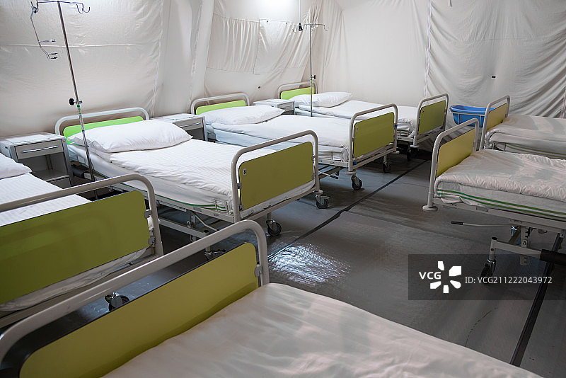 带床的战地医院帐篷图片素材